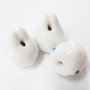 画像2: 陶器ビーズ 花うさぎ 約22mm 白/ブルー 【1ヶ入】 (2)