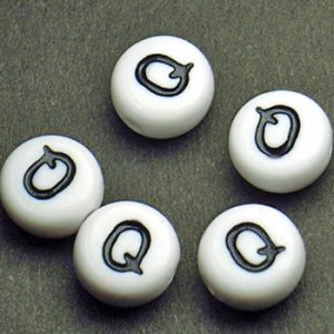 画像1: アルファベットビーズ　7mm　 Q　ホワイト 【5ヶ入】 (1)