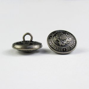 画像2: 真鍮メタルボタン 英字エンブレム(裏穴) 18mm アンティークシルバー 【10ヶ入】 (2)