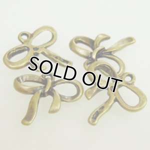 画像1: メタルチャーム　紐リボンFE21　真鍮古美 【2ヶ入】 (1)