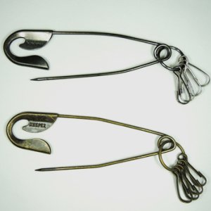 画像2: フック付 特大カブトピン 真鍮古美 【1ヶ入】 (2)