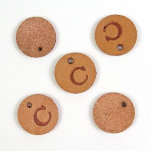 画像2: レザーパーツ　丸　アルファベット刻印　C 【1ヶ入】 (2)