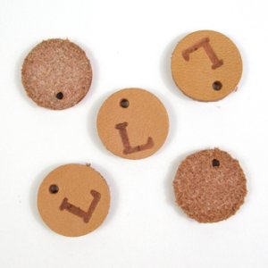 画像2: レザーパーツ　丸　アルファベット刻印　L 【1ヶ入】 (2)