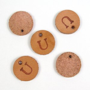 画像2: レザーパーツ　丸　アルファベット刻印　U 【1ヶ入】 (2)