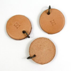 画像2: カン付レザーパーツ大 丸 アルファベット刻印 H 【1ヶ入】 (2)