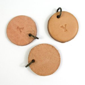 画像2: カン付レザーパーツ大　丸　アルファベット刻印　Y 【1ヶ入】 (2)